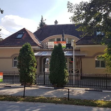 Отель The Corner House Panzio Тата Экстерьер фото