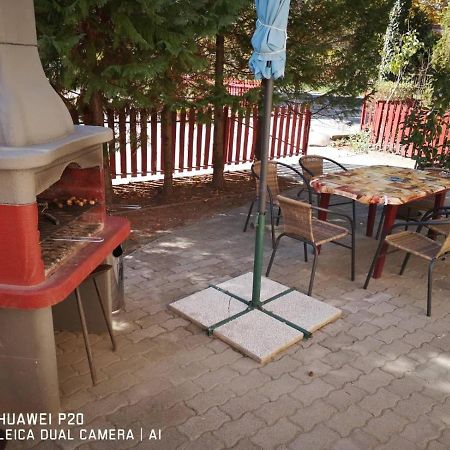 Отель The Corner House Panzio Тата Экстерьер фото