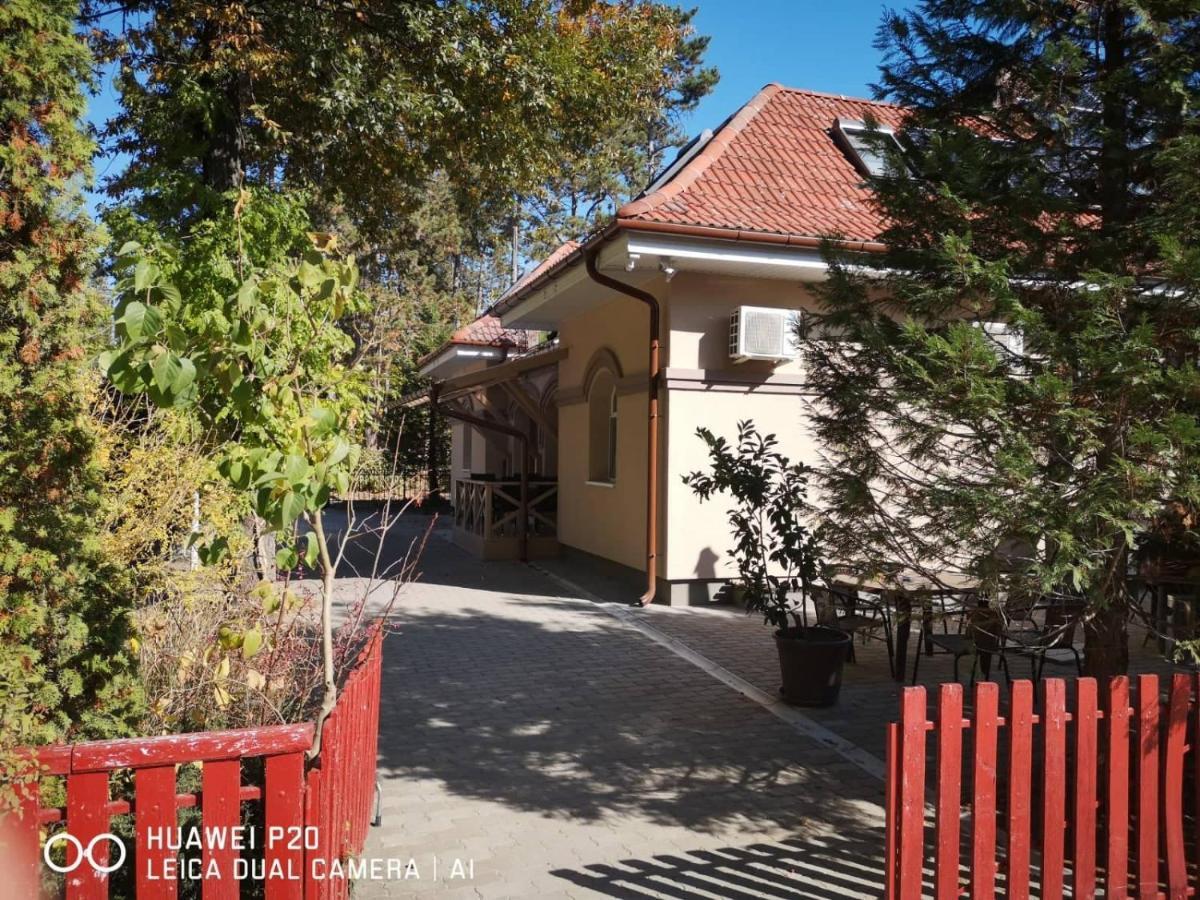 Отель The Corner House Panzio Тата Экстерьер фото