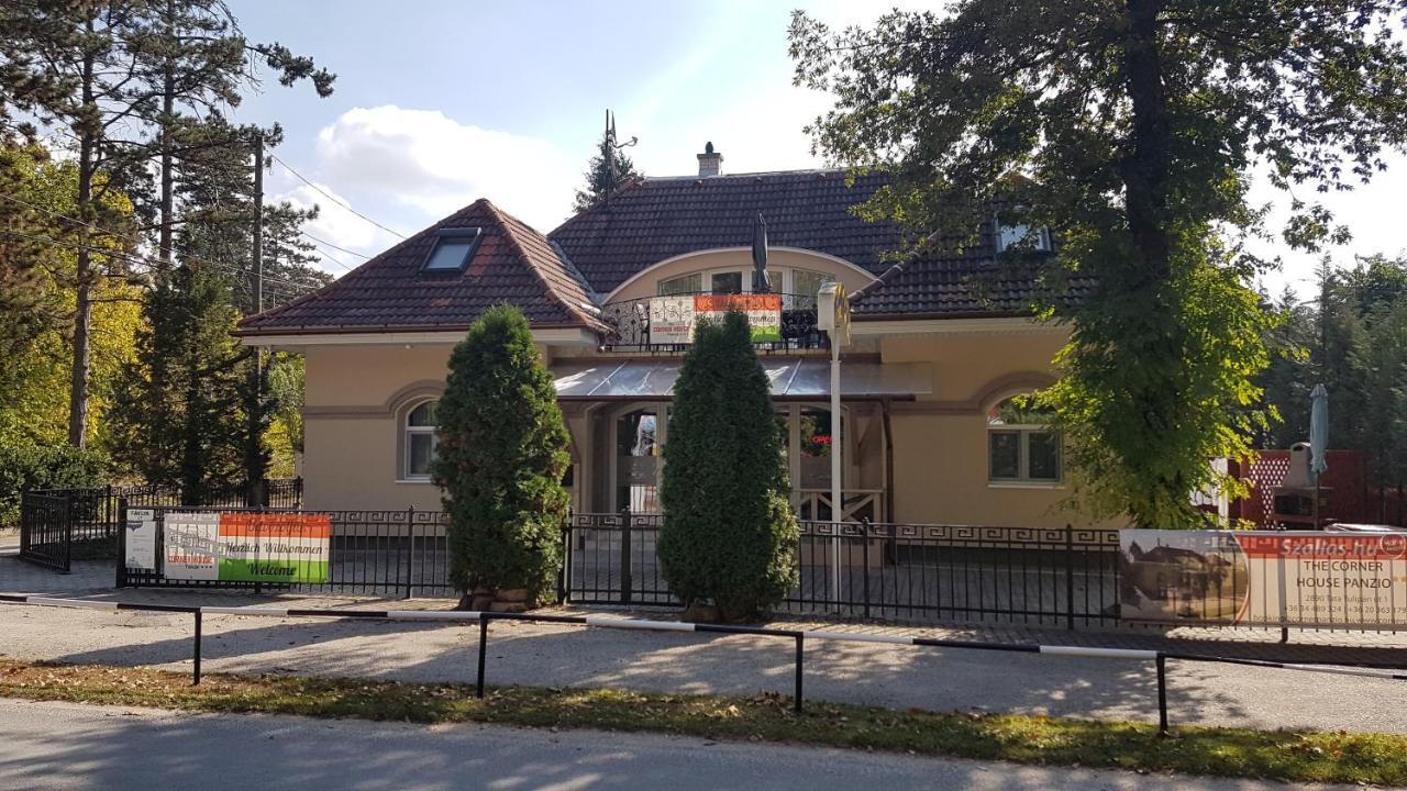 Отель The Corner House Panzio Тата Экстерьер фото