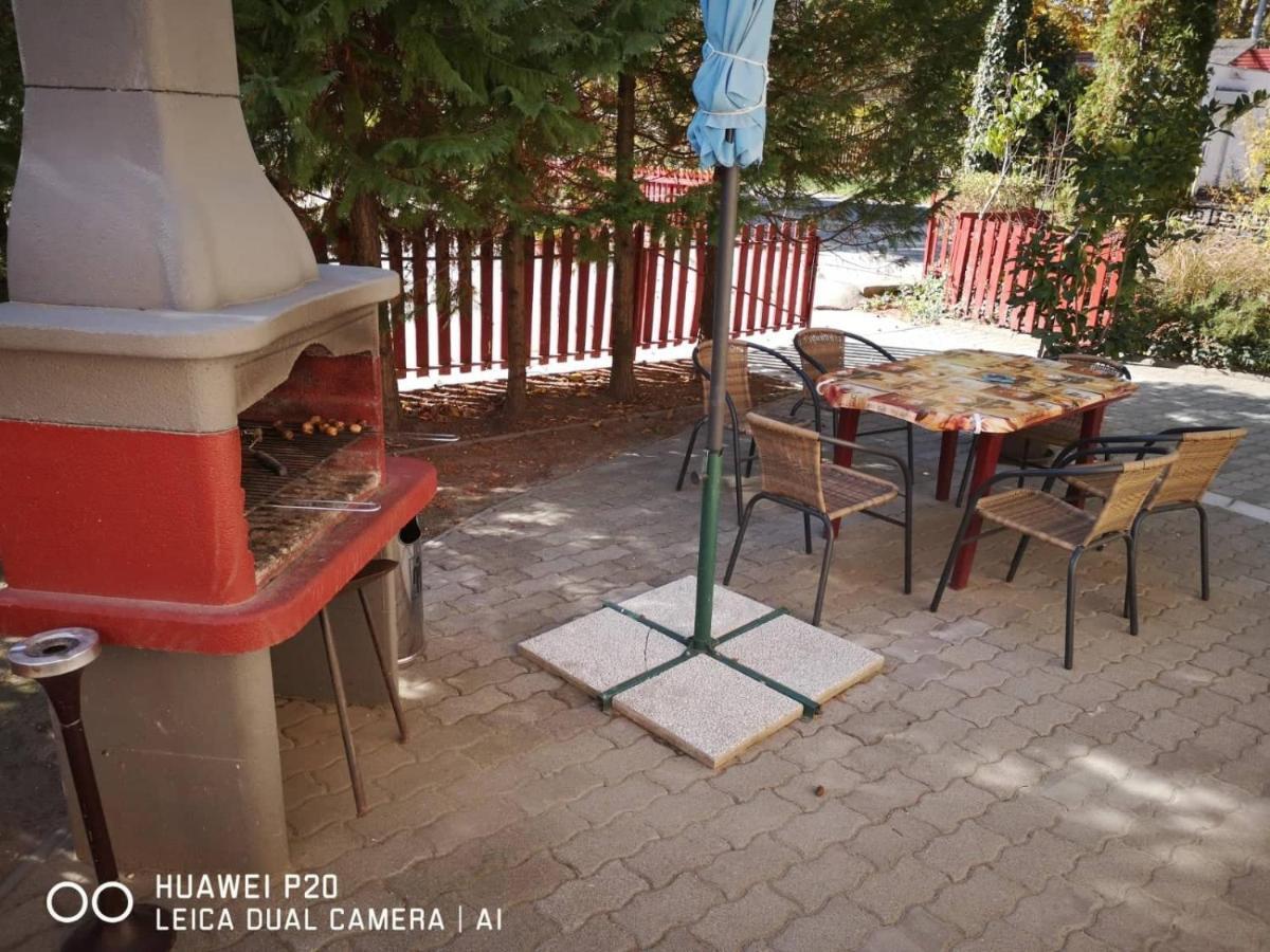 Отель The Corner House Panzio Тата Экстерьер фото