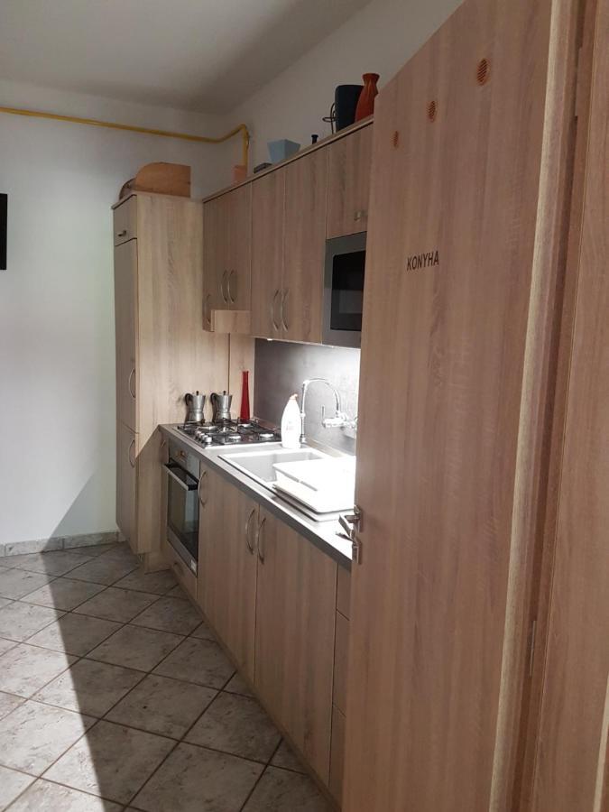 Отель The Corner House Panzio Тата Экстерьер фото