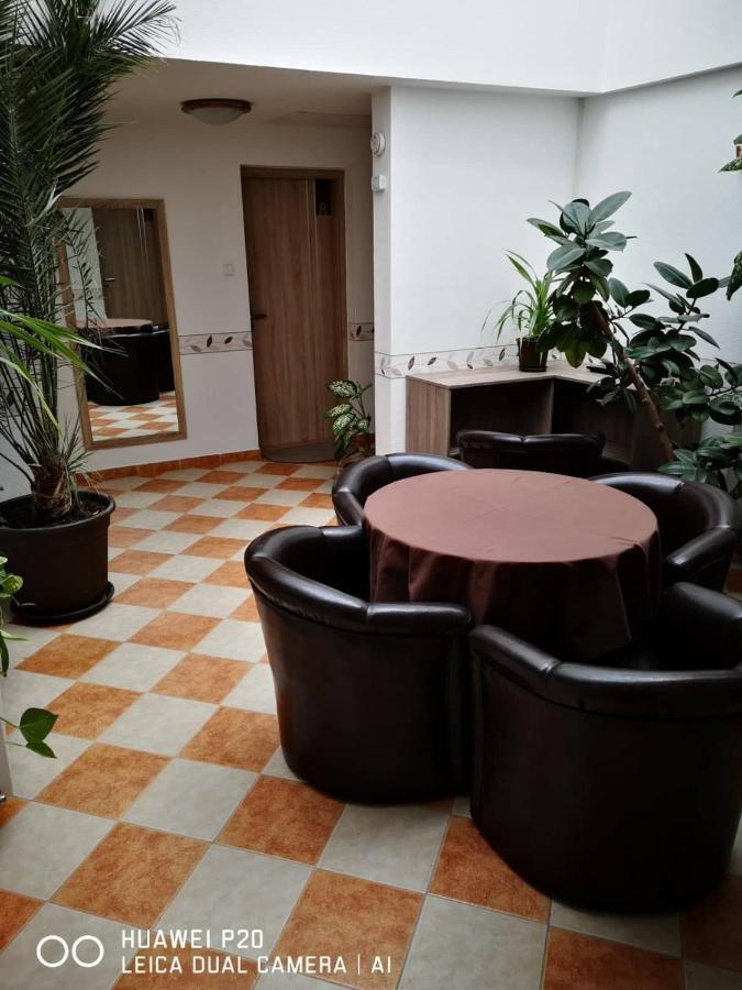 Отель The Corner House Panzio Тата Экстерьер фото