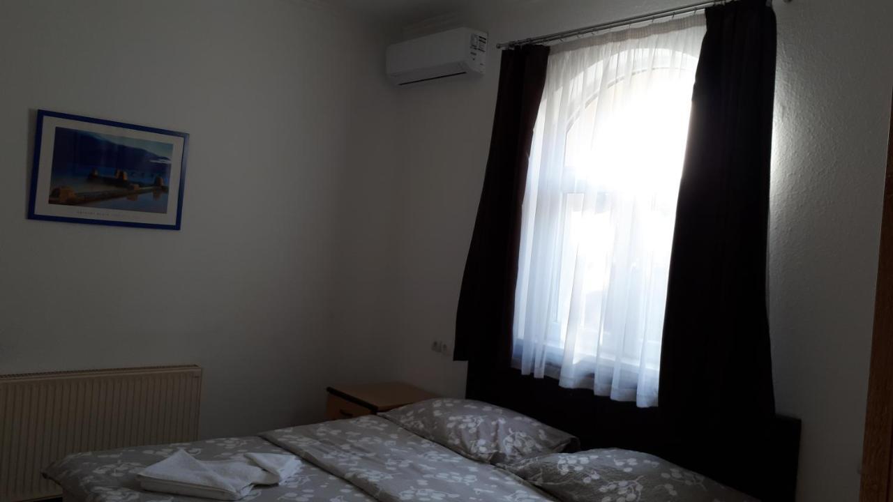 Отель The Corner House Panzio Тата Экстерьер фото