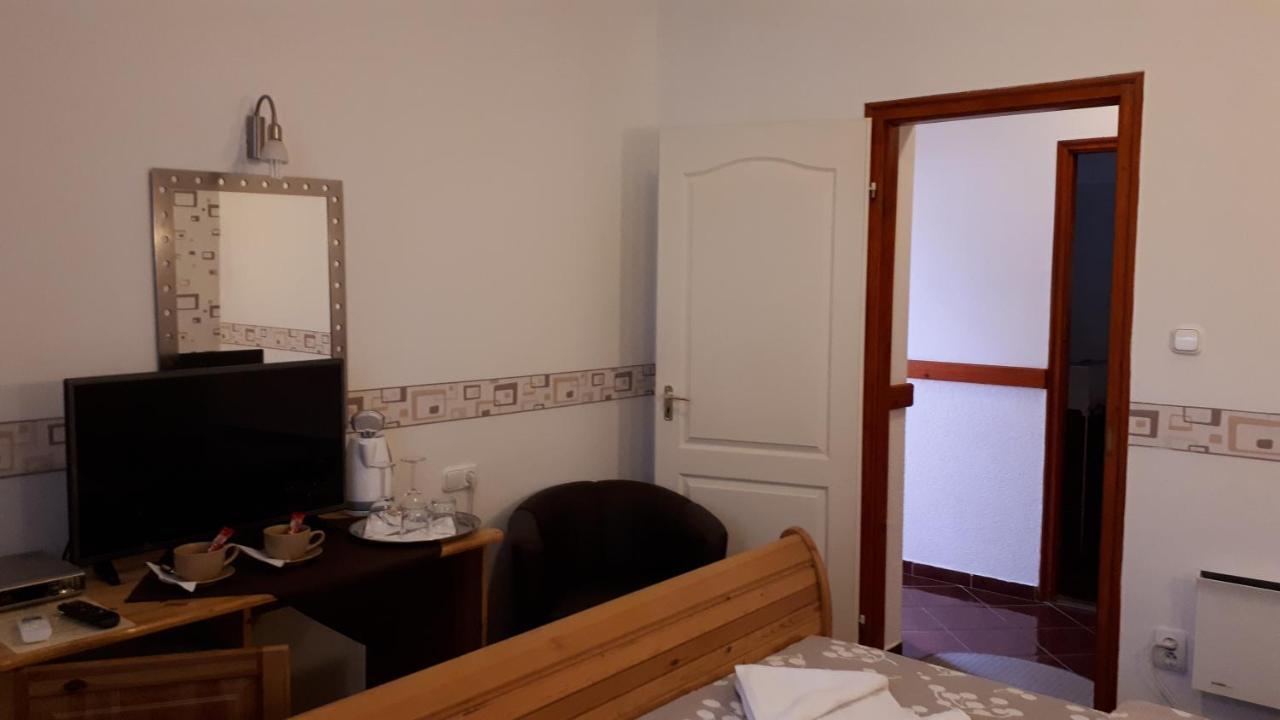 Отель The Corner House Panzio Тата Экстерьер фото