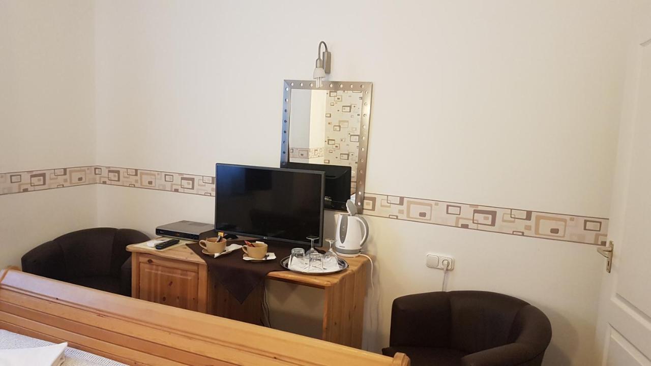 Отель The Corner House Panzio Тата Экстерьер фото