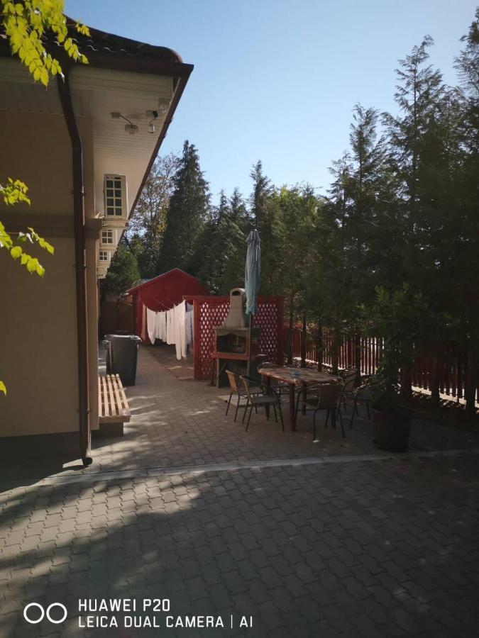 Отель The Corner House Panzio Тата Экстерьер фото