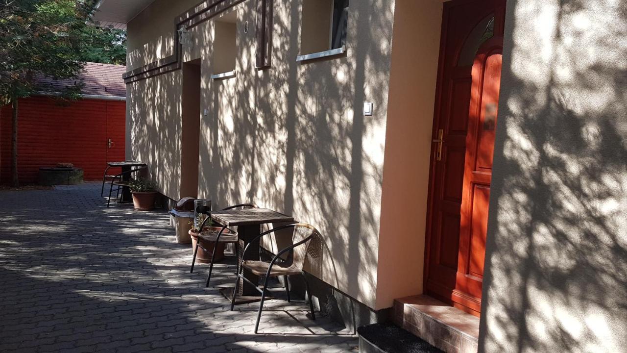 Отель The Corner House Panzio Тата Экстерьер фото